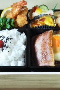 Garallery Smart Phone 11 02 Wagyu Hamberger Fried Shrimp 1707 2560 Obento Madeyni